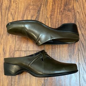 Clark’s slip on mules - women’s size 8